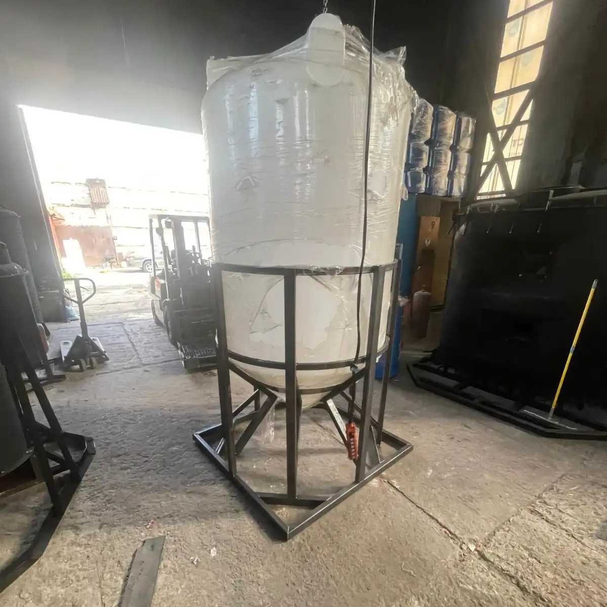 Конусная емкость KS 2000 на 2000 литров в металлической обрешётке